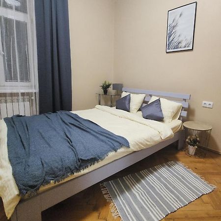 В Центрі М.Чернівці 2 Кімнатна Затишна Квартира. ภายนอก รูปภาพ