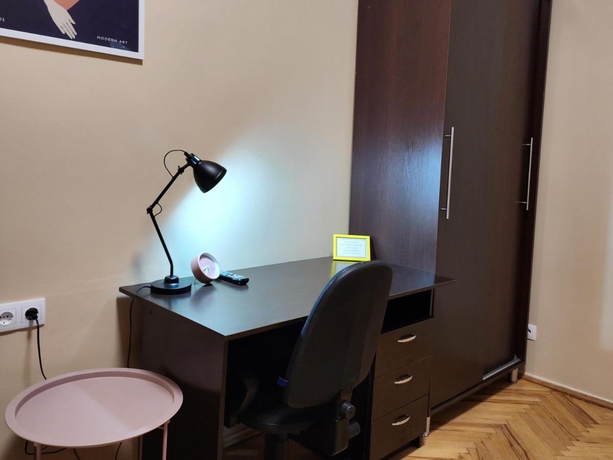 В Центрі М.Чернівці 2 Кімнатна Затишна Квартира. ภายนอก รูปภาพ